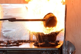 天ぷら鍋火災の実験。炎が一瞬で燃え広がった＝神戸市北区ひよどり台北町３、市民防災総合センター（撮影・小林良多）