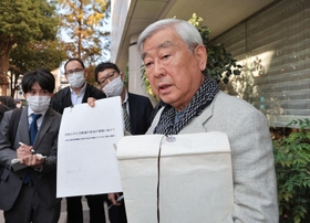 説明会に参加した遺族の浅野弥三一さん＝１２日午後、伊丹市内（撮影・小林良多）