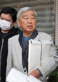 説明会に参加した遺族の浅野弥三一さん＝１２日午後、伊丹市内（撮影・小林良多）