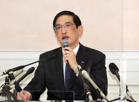 記者会見するＪＲ西日本の長谷川一明社長＝１２日午後、伊丹市内（撮影・小林良多）