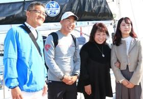 木村啓嗣さん（左から２人目）の激励に駆け付けた家族＝１２日午後、西宮市西宮浜４、新西宮ヨットハーバー（撮影・斎藤雅志）
