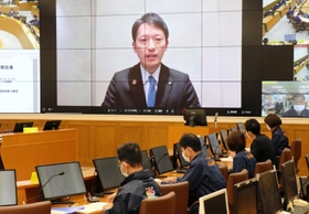 兵庫県内で今季初めて養鶏場での鳥インフルエンザ感染が確認され、設置された対策本部会議で対応を指示する斎藤元彦知事＝１３日午前、神戸市中央区、県災害対策センター