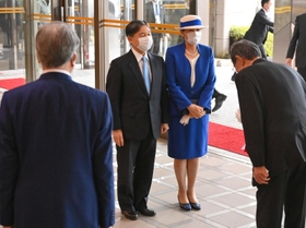 第４１回全国豊かな海づくり大会の式典会場に到着された天皇、皇后両陛下＝１３日午前１０時半（代表撮影）