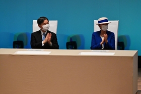 天皇、皇后両陛下が出席された「第４１回全国豊かな海づくり大会」の式典＝１３日午前１１時２３分、明石市中崎１、明石市立市民会館（代表撮影）