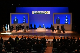 天皇、皇后両陛下が出席された「第４１回全国豊かな海づくり大会」の式典＝１３日午前１０時５８分、明石市中崎１、明石市立市民会館（代表撮影）