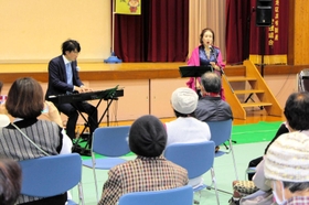 オリジナル曲「希望（あだち）の歌」を披露するソプラノ歌手の足立さつきさんと作曲家の足立知謙さん＝丹波市青垣町山垣