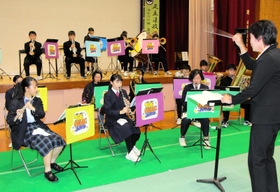 ＮＨＫの大河ドラマ「鎌倉殿の１３人」のメインテーマを演奏する中高生たち＝丹波市青垣町山垣
