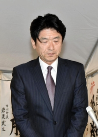 敗戦の弁を語り、支援者に頭を下げる前職の服部千秋氏＝１３日午後８時８分、兵庫県太子町東南の選挙事務所（撮影・村上晃宏）