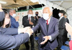 太子町長選で当選確実となり、支援者と握手で喜びを分かち合う沖汐守彦氏＝１３日午後８時３４分、太子町蓮常寺（撮影・大山伸一郎）