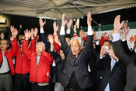 初当選を確実とし、万歳三唱で喜ぶ沖汐守彦氏＝１３日午後８時４３分、兵庫県太子町蓮常寺（撮影・大山伸一郎）