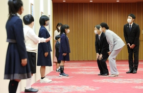 「海」などをテーマに兵庫県内の小中学生から募った絵画、習字のコンクールで、優秀作品に選ばれた小中学生と言葉を交わされる天皇、皇后両陛下＝１２日午後、神戸市内のホテル（代表撮影）
