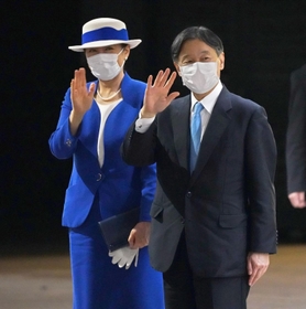 帰京のため、神戸空港に到着された天皇、皇后両陛下＝１３日午後、神戸市中央区（代表撮影）