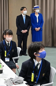 兵庫県立農林水産技術総合センター水産技術センターで、小学生対象の水産教室を視察される天皇、皇后両陛下＝１３日午後、明石市二見町南二見（代表撮影）