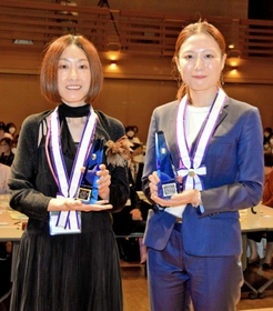 縹賞を受けた足立美由希さん（右）と興津直子さん＝兵庫県福崎町福田、同町エルデホール