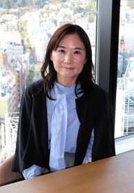 「看護師が１人で悩みを抱え込まないよう、問題解決に向けて伴走したい」と話す石葵さん＝神戸市中央区、アンカー神戸