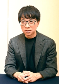 「神戸弁はゆったりとして好印象を持った」と話す新海誠監督＝１７日午後、神戸市中央区北野町１（撮影・坂井萌香）