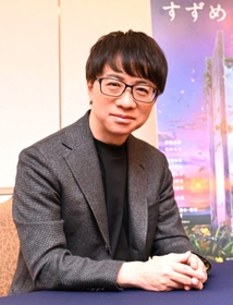 「神戸弁はゆったりとして好印象を持った」と話す新海誠監督＝１７日午後、神戸市中央区北野町１（撮影・坂井萌香）