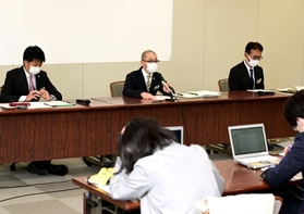 兵庫県立高校の再編について会見する県教育委員会高校教育課の（左から）新谷浩一課長、兼本浩孝高校教育改革官、倉橋良太副課長＝１７日午後、神戸市中央区、兵庫県庁（撮影・坂井萌香）