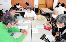 中国残留孤児とその家族が学ぶ「明石日本語教室」。今年で開設１０周年となった＝明石市東仲ノ町、アスピア明石