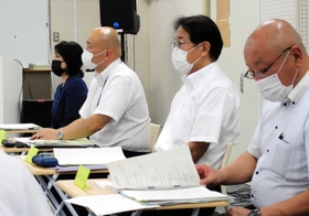 県立高校の再編をめぐり、検討委員会の初会合に臨んだ西宮北高校と西宮甲山高校の校長・教頭＝８月８日、西宮市苦楽園二番町、西宮北高校