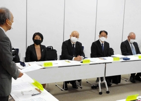 西宮北、西宮甲山高校の統合に向け、意見を交わす検討委員会の第３回会合＝１０月１３日、西宮市櫨塚町、西宮商工会館