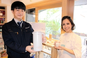 三木市の福農産業が発売した家庭用豆乳メーカーの発表会＝東京都渋谷区