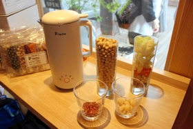 既存品を小型化した、新しい家庭用豆乳メーカー＝東京都渋谷区