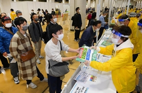 受付会場を訪れ、当日に向けて気持ちを高める出場者＝１８日午後、神戸市中央区港島中町６、神戸国際展示場（撮影・秋山亮太）