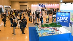 神戸マラソンに参加するランナーらでにぎわうＥＸＰＯの会場＝１８日午後、神戸市中央区港島中町６（撮影・秋山亮太）