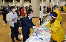 受付会場を訪れ、当日に向けて気持ちを高める出場者＝１８日午後、神戸市中央区港島中町６、神戸国際展示場（撮影・秋山亮太）