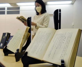 三宮図書館に展示される鈴木商店関連の書籍。同社から市に寄贈された本もある＝神戸市役所