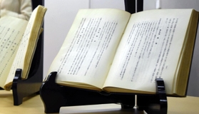 三宮図書館に展示される鈴木商店関連の書籍。同社から市に寄贈された本もある＝神戸市役所