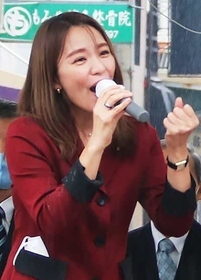 マイクを持つ自民党の今井絵理子参院議員＝尼崎市杭瀬本町１