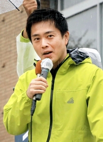 演説する日本維新の会共同代表の吉村洋文大阪府知事＝尼崎市神田中通１
