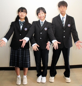 加古川中が導入する新制服＝加古川市加古川町北在家