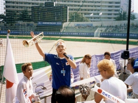 ２００２年釜山アジア大会ソフトボール会場で応援に励む＝韓国・釜山（本人提供）