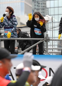 スタート地点でランナーを応援する田中希実（右）と有森裕子さん＝神戸市中央区加納町６（撮影・秋山亮太）