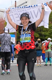 完走後も爽やかな笑顔を見せる広瀬里美さん＝２０日午後、神戸市中央区港島中町６（撮影・秋山亮太）