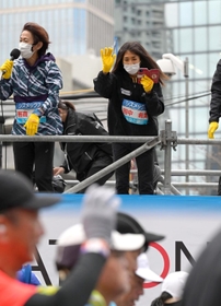 スタート地点でランナーを応援する田中希実（右）と有森裕子さん＝神戸市中央区加納町６（撮影・秋山亮太）