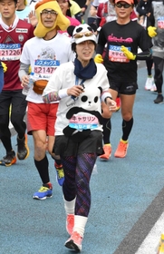 パンダのコスプレで走るキャサリンこと嶋田由美子さん＝２０日午前、神戸市兵庫区大開通９（撮影・三津山朋彦）