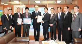 藤井直樹事務次官（左から５人目）に要望書を手渡す斎藤元彦知事（同６人目）ら＝国土交通省