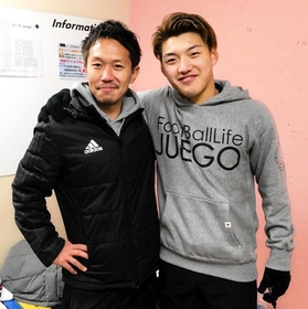 教え子の堂安律（右）と肩を組み、笑顔を見せる早野陽さん（２０１８年ごろ撮影、早野さん提供）
