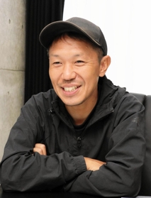 西宮ＳＳ時代に指導後も交流を続ける堂安律との思い出を語る早野陽さん＝西宮市名次町