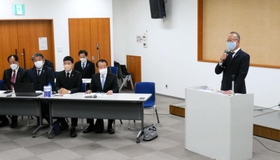 自民党真誠会の市政報告会であいさつする三好宏幹事長＝明石市東仲ノ町