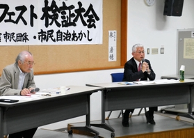 市議会との関係などについて語る泉房穂市長（右）＝明石市東仲ノ町