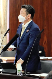 参院法務委員会で質問する加田裕之氏＝２２日午前
