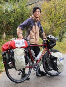 愛車「ＲＩＳＥ」とともに旅に出る前渕直也さん＝三田市小野