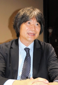 「ＫＨＪ全国ひきこもり家族会連合会」で報告した九州大学大学院の加藤隆弘准教授＝１１月５日、姫路市神屋町、アクリエひめじ
