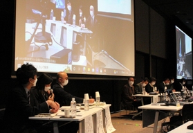 ひきこもり当事者、家族、支援者らが議論を交わした＝１１月５日、姫路市神屋町、アクリエひめじ