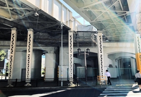 ＪＲ神戸線の橋脚をくぐる歩道から梁の部分を見る。左側の橋脚に梁が見られないのは、切り替え後に増設されたためとみられる＝神戸市中央区